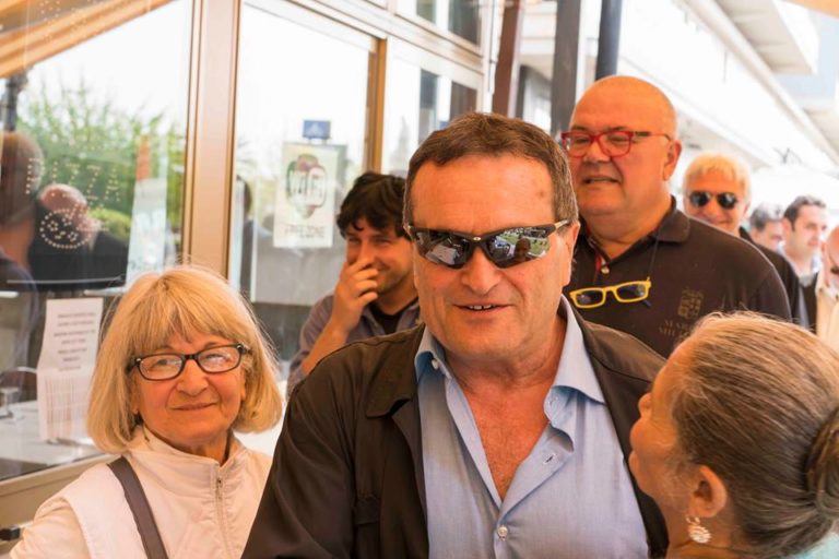Moscherini si fa la rgo tra la folla