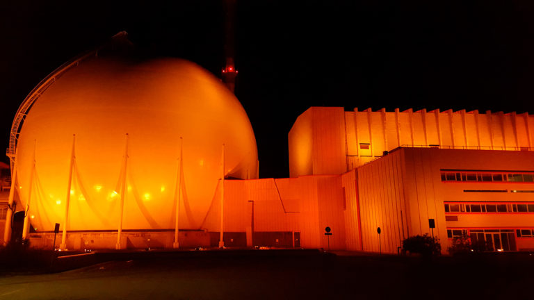 Giornata Mondiale della Salute e Sicurezza sul Lavoro, la centrale nucleare del Garigliano illuminata di arancione