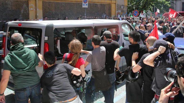 Antagonisti assaltano turisti