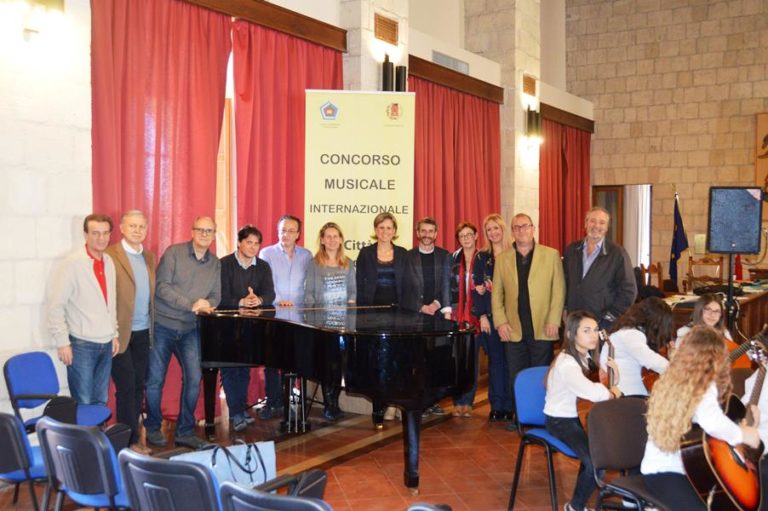 I responsabili organizzativi del concorso e i membri della commissione