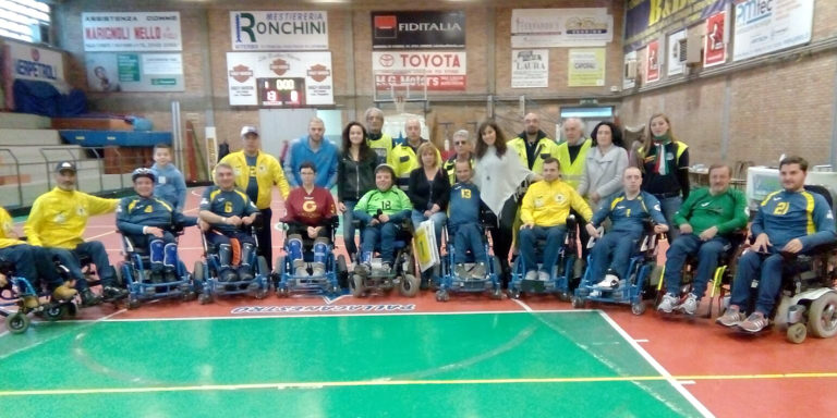 atleti e volontari ad una gara  di hockey