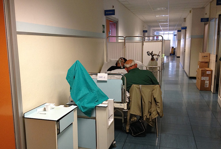 Terni-ospedale-letti-in-corridoio