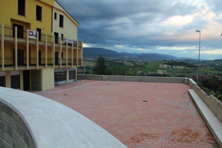 Piazza verde pubblico attrezzato