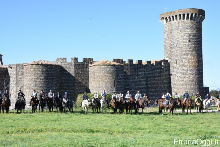 Cavalieri davanti al Castello di Vulci