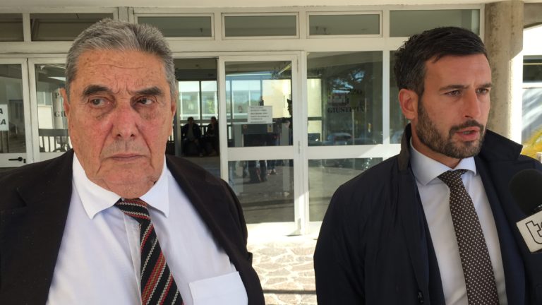 Mario La Via con l'avvocato Carlo Sartini