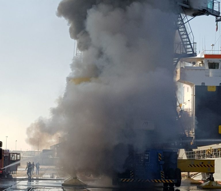foto apre incendio gru porto