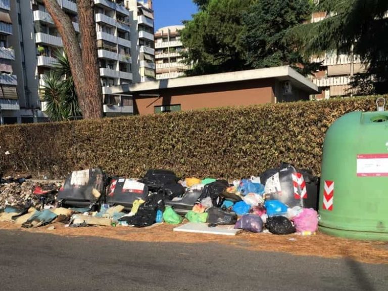 Cassonetti incendiati e monnezza per strada