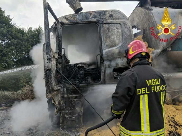 mezzo pesante incendiato