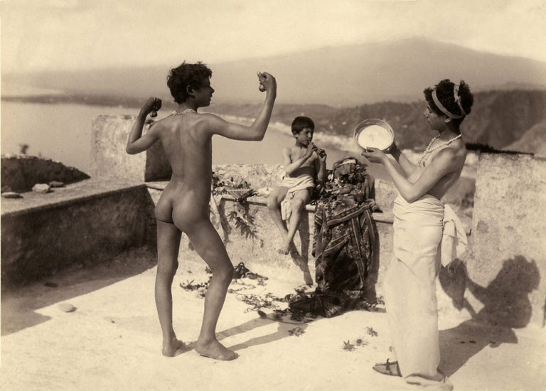 Wilhelm-von-Gloeden-Giovani-in-terrazza-con-strumenti-musicali-Taormina-1900-circa
