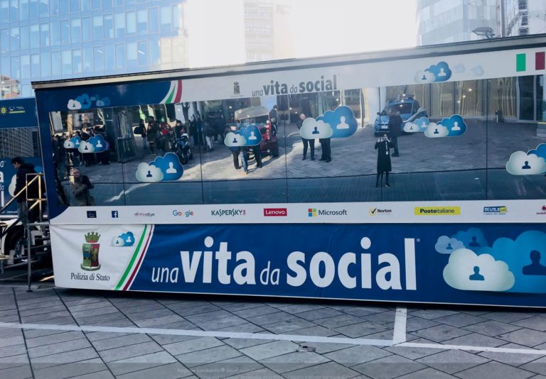 Una-vita-da-Social