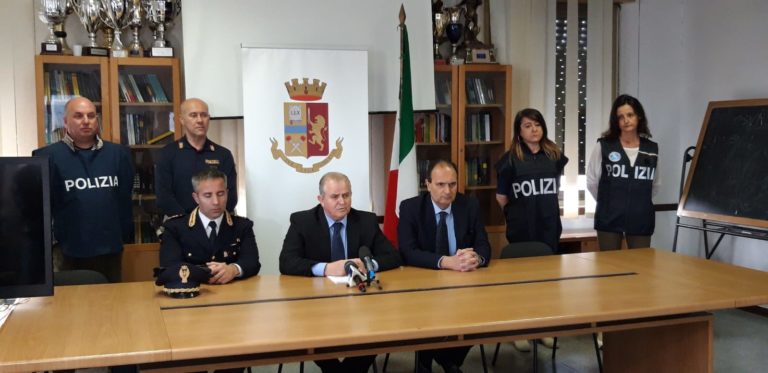 conferenza stampa violenza pakistano