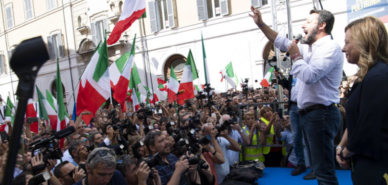 A piazza Montecitorio bagno folla per Salvini, non mollare