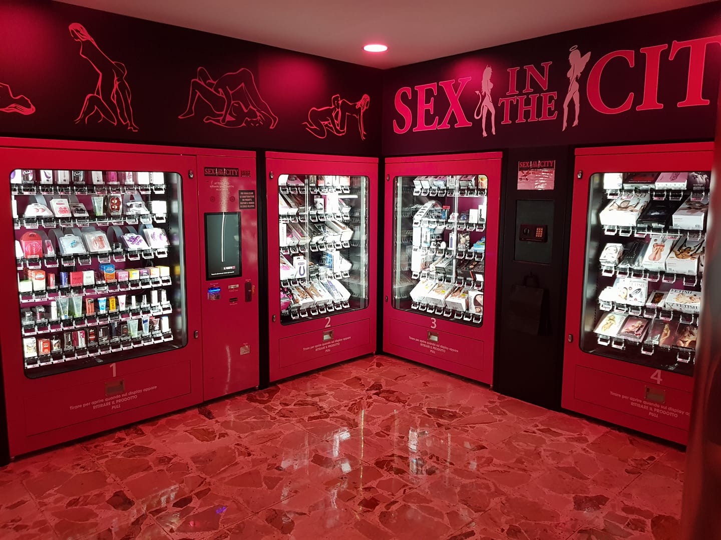 Civitavecchia - Il Sexy Shop automatico si inceppa, cliente infuriato distr...