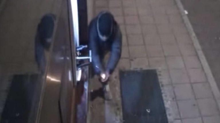 Fuoco alla miccia che fa saltare al marmotta infilata nel bancomat