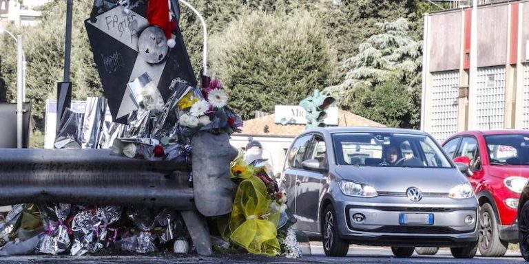 Morte investite: striscione, Gaia e Camilla sempre con noi