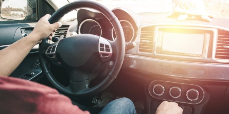 10-cose-che-non-dovrebbero-mandare-in-auto-800x400