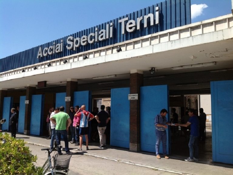 AST: OPERAI DICONO NO. SCIOPERO AL 100% BLOCCA STABILIMENTO