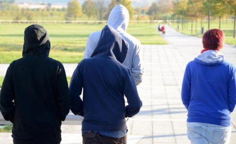 ragazzi-giovani-rapinatori-bullismo-di-spalle