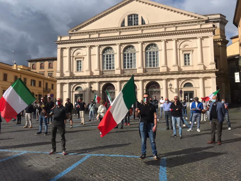 mascherine tricolori in piazza 2