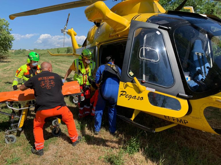 pilota aereo scuola urbe soccorso dopo essere caduto nel tevere 3