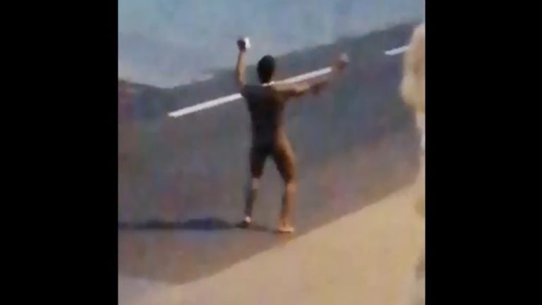 negro nudo in strada