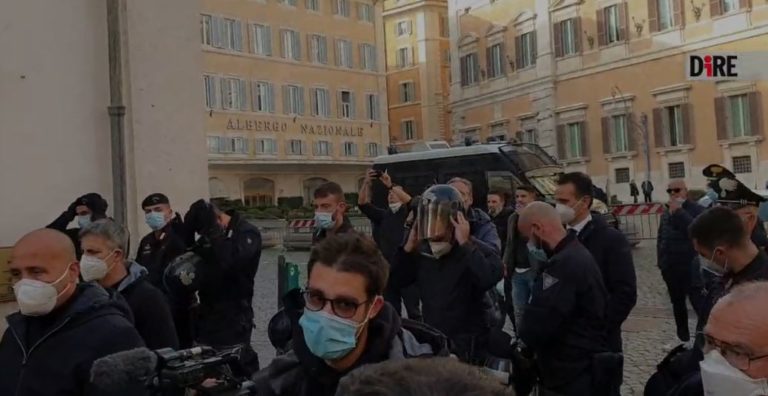 carabinieri-tolgono-casco
