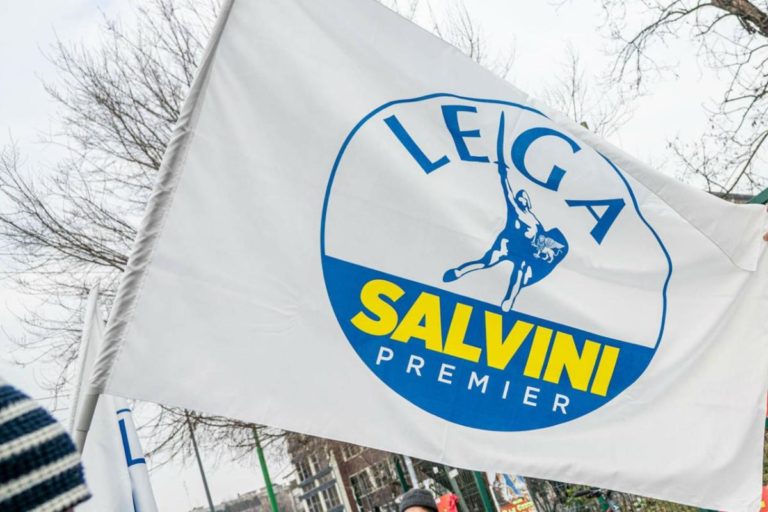 Lega-salvini-bandiera