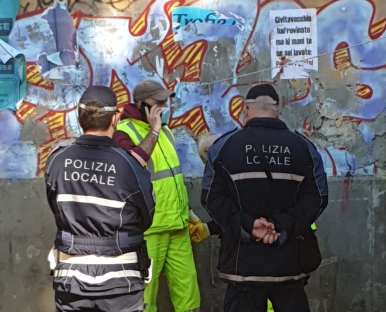manifesti contro il sindaco