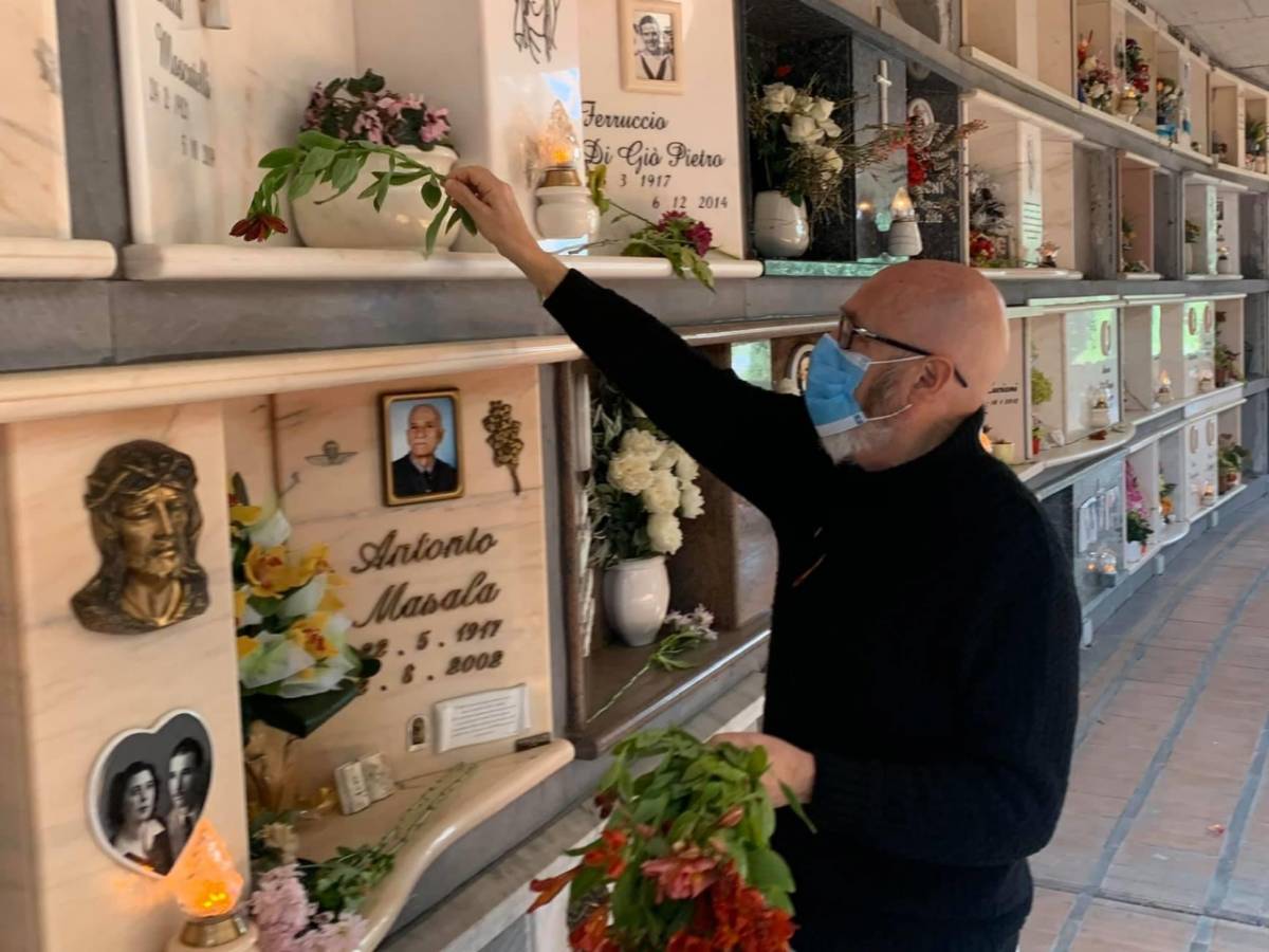 Ernesto Tedesco al cimitero depone fiori