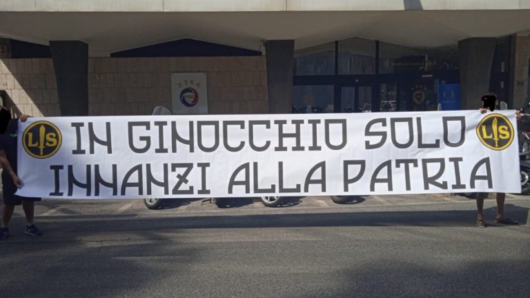 manifestazioen davanti figc forza nuova