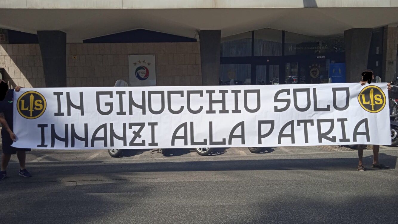 manifestazioen davanti figc forza nuova