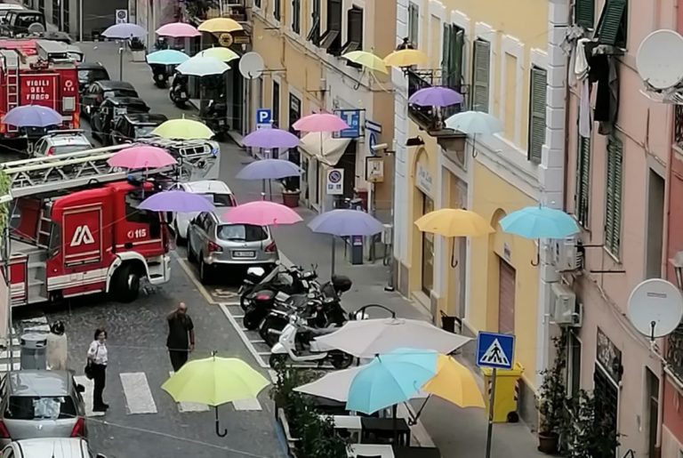 ombrelli spazzati via dal vento civitavecchia 2