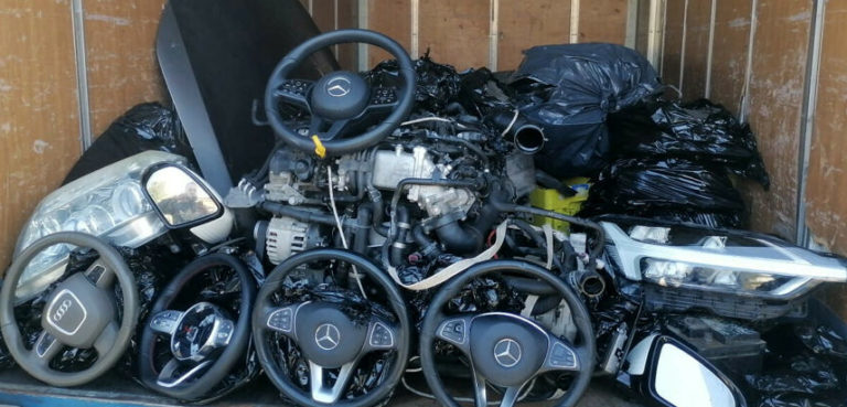auto smontate, pezzi di carrozzeria e parti meccaniche