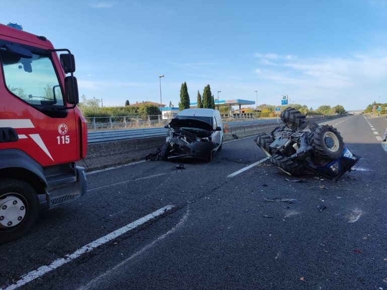 incidente trattore macchina