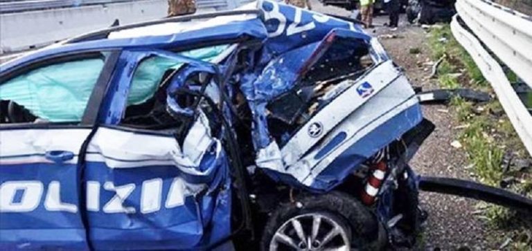 1573807020-macchina-polizia-distrutta