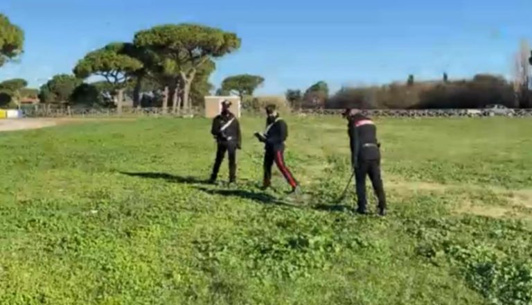 carabinieri col metal detector cercano secondo bossolo 2