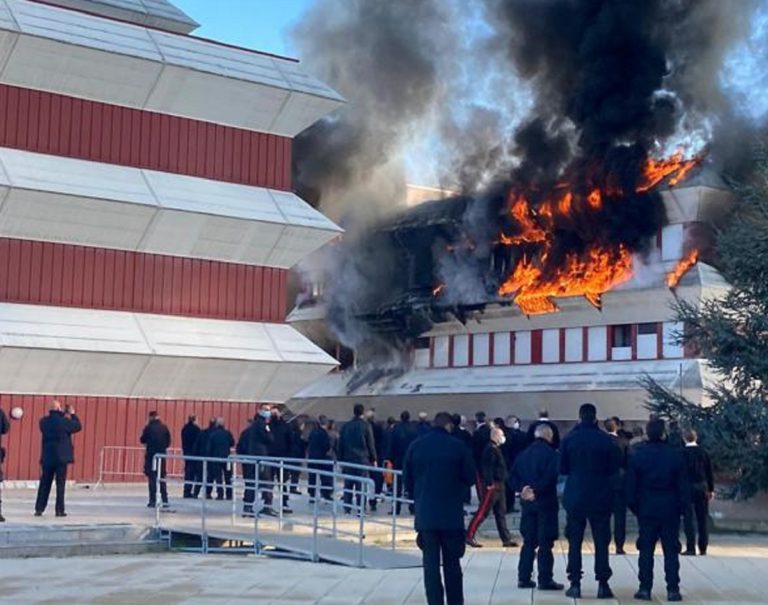 incendio-caserma-carabinieri-roma