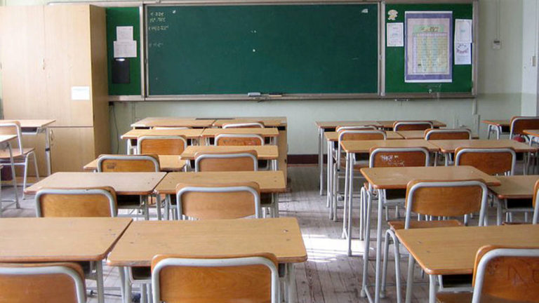 classe-banchi-vuoti-a-scuola-2-2