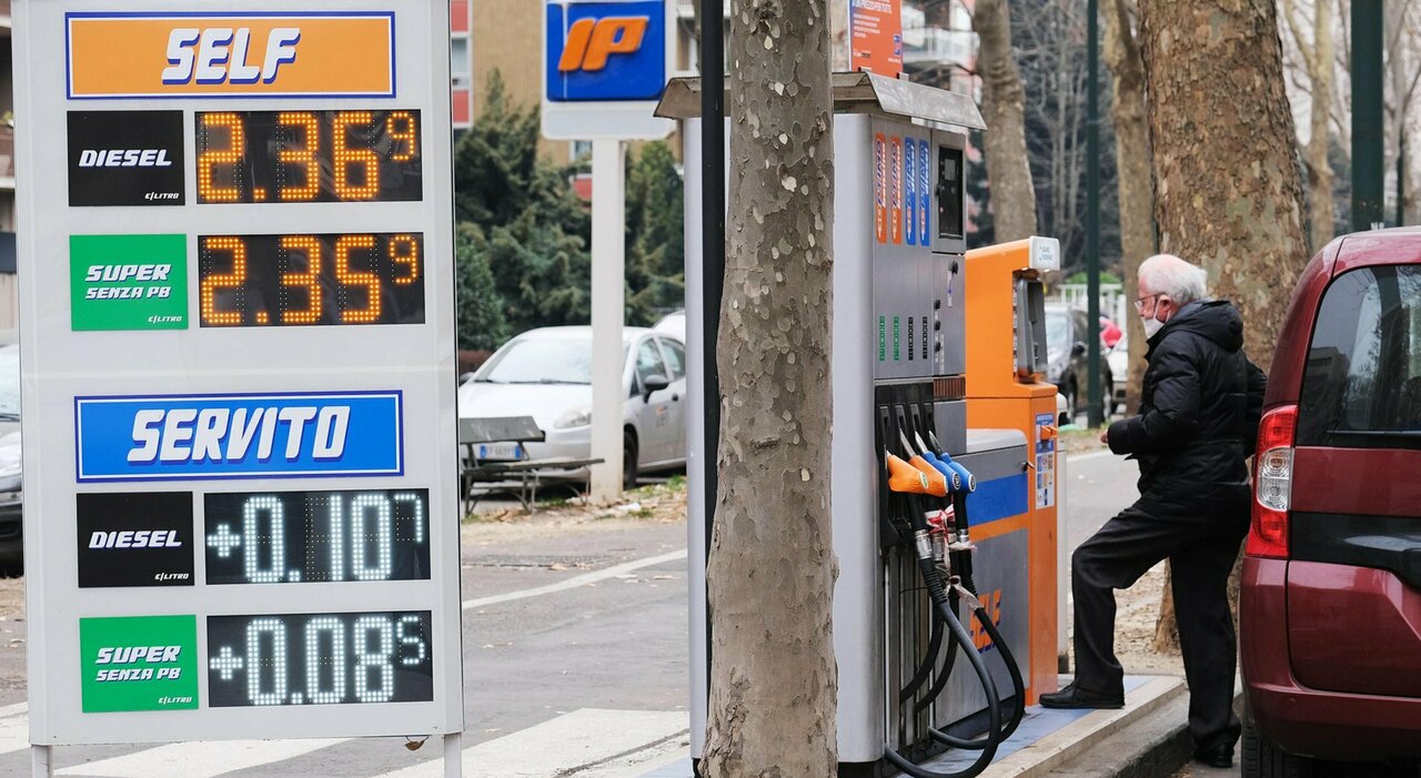 6562710_14100142_benzina_prezzo_oltre