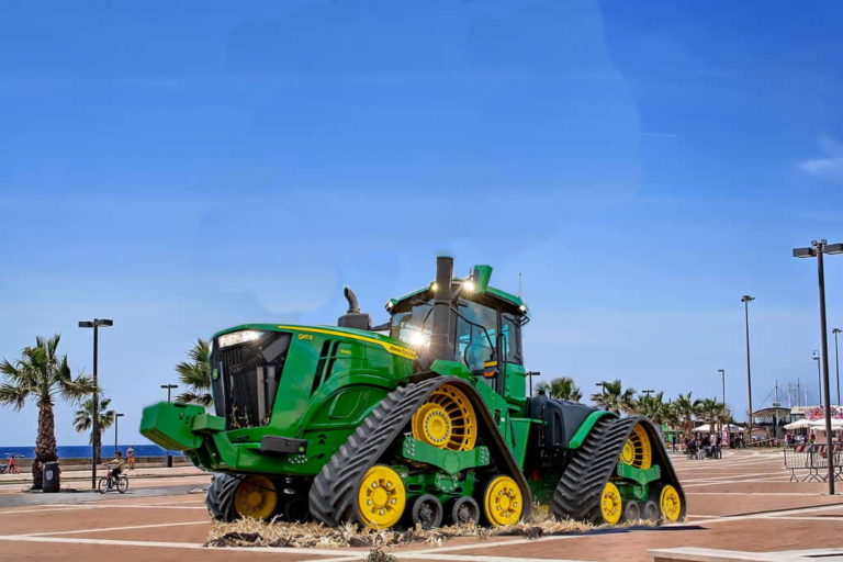 john deer a piazza degli eventi
