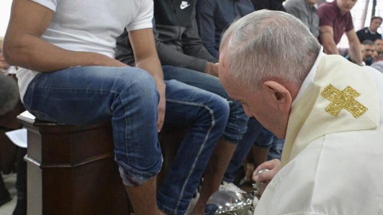 lavanda dei piedi papa francesco