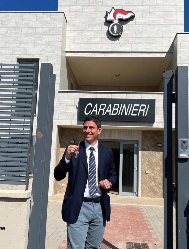 sindaco consegna chiave caserma dei carabinieri
