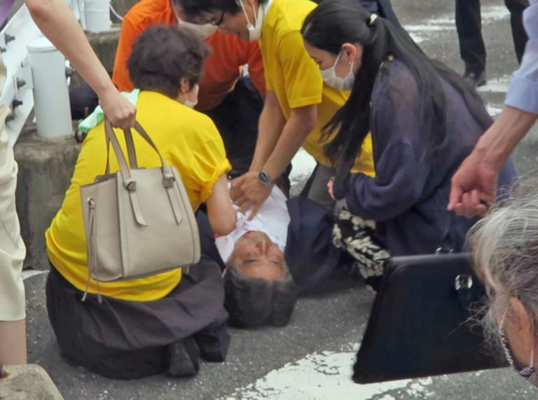 Giappone, colpi d'arma da fuoco contro Shinzo Abe: l'ex premier in fin di vita