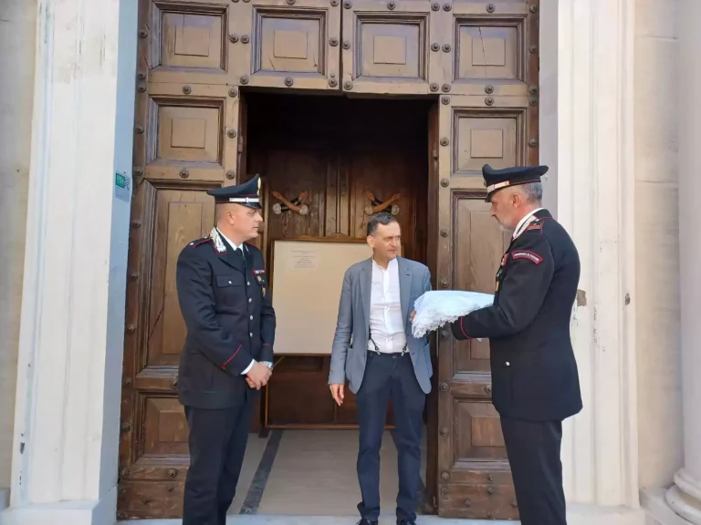CIVITAVECCHIA-I-Carabinieri-mentre-restituiscono-la-refurtiva-al-parroco-1