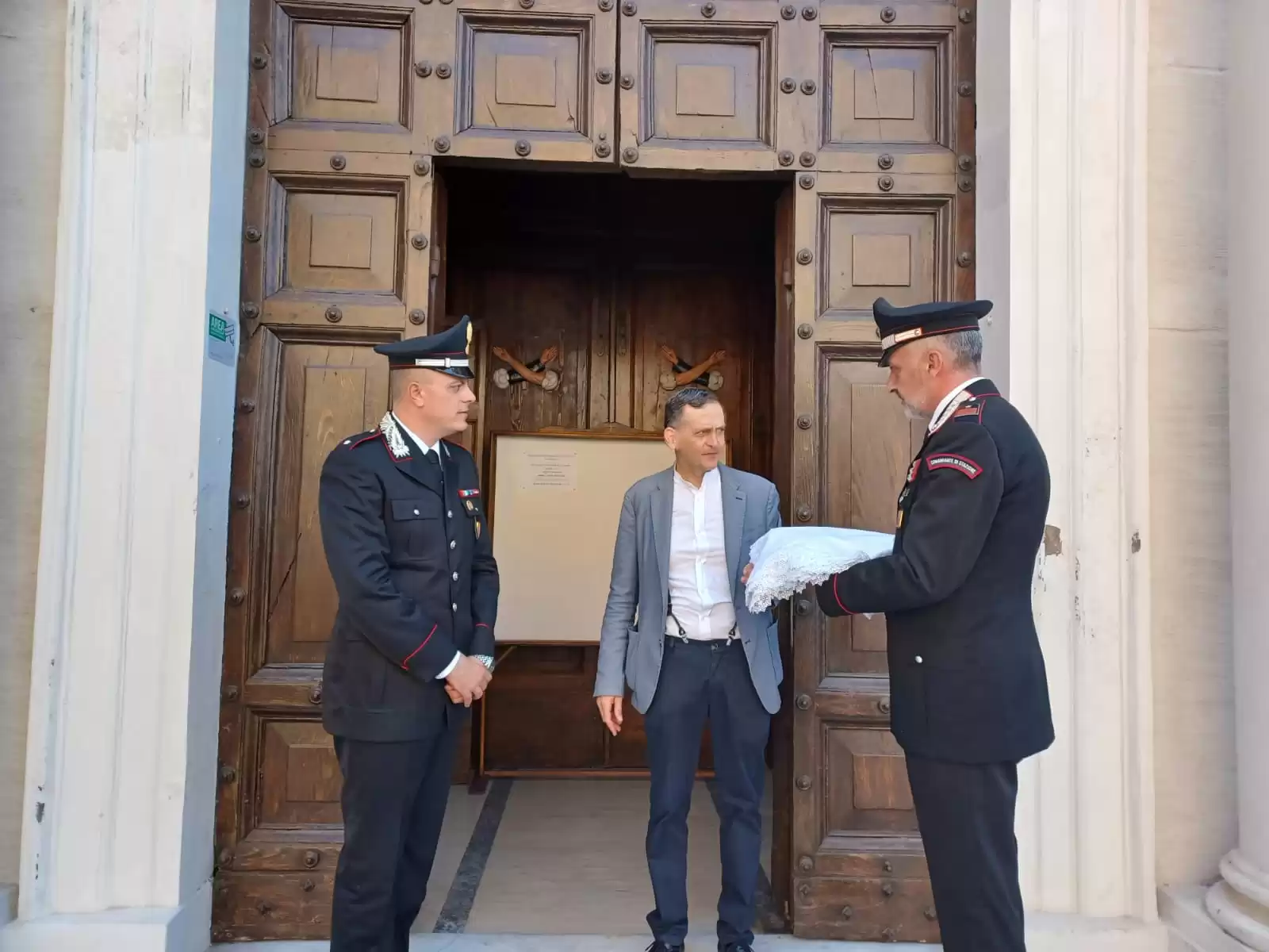 CIVITAVECCHIA-I-Carabinieri-mentre-restituiscono-la-refurtiva-al-parroco-1
