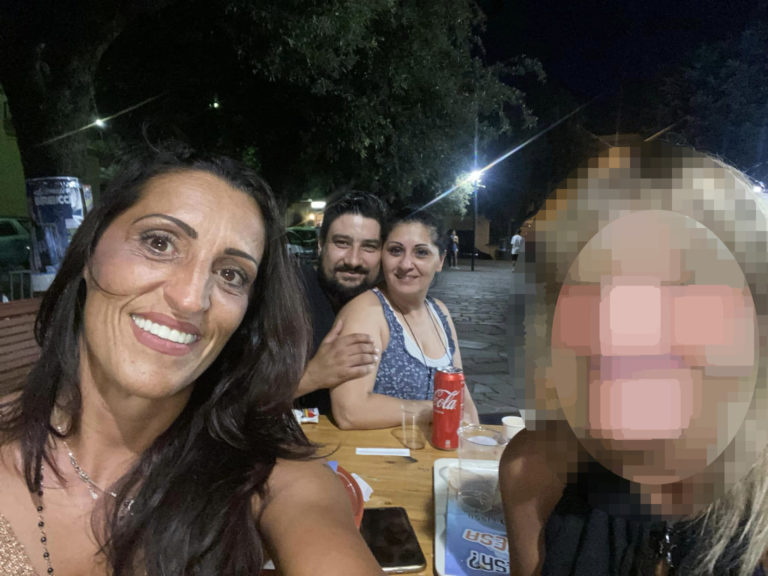 sabrina bacchio con il compagno e la sorella il 17 luglio