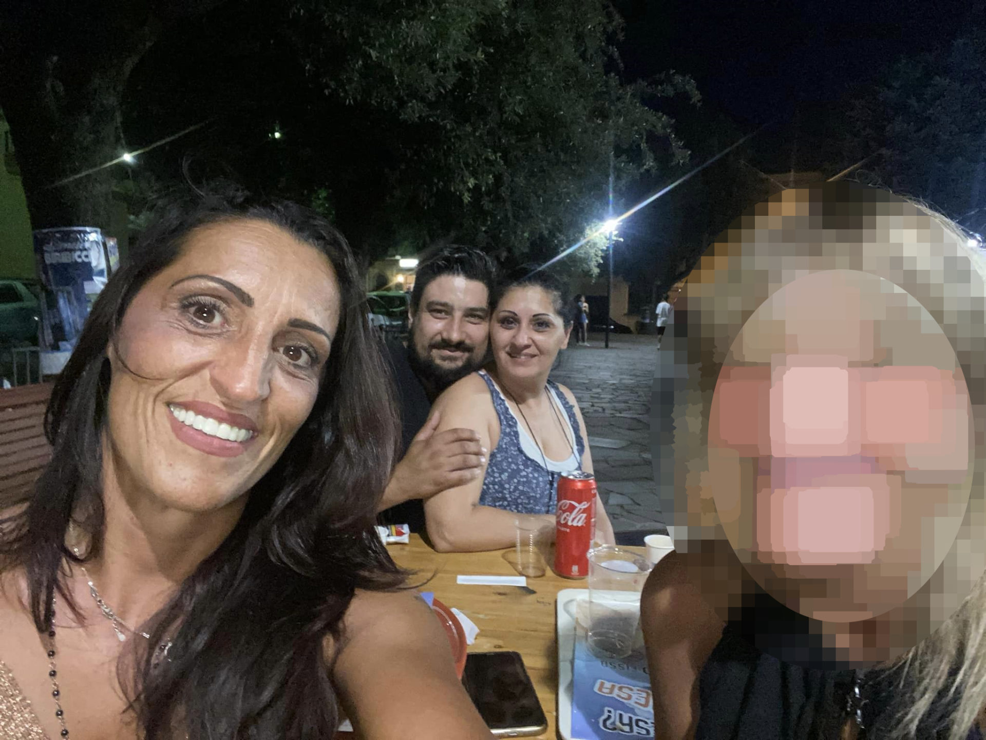 sabrina bacchio con il compagno e la sorella il 17 luglio