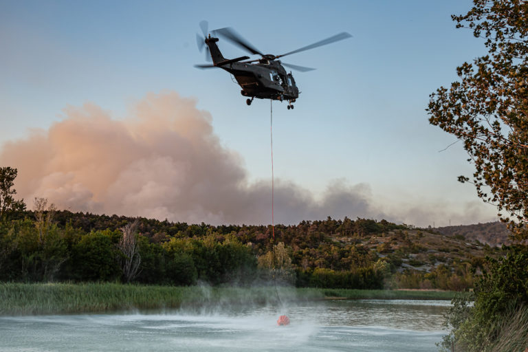 Foto 1. Un UH-90 in fase di prelevamento acqua da un lago