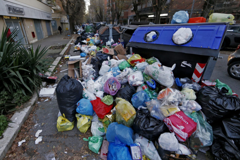 Emergenza rifiuti a Roma. immondizia e cassonetti pieni nel XII Municipio