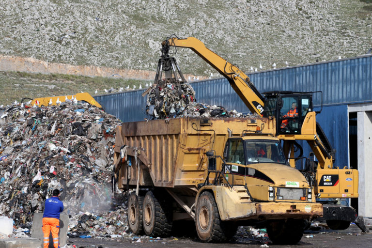 Emergenza rifiuti a Palermo, la discarica di Bellolampo satura: stop a raccolta